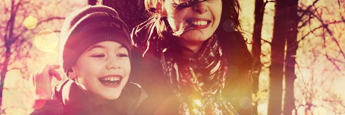 Frau mit Kind im Herbst